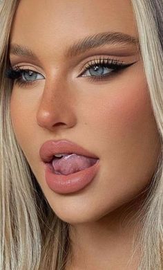 Makeup clean makeup soft Smokey glam Mekap Mata, Classy Makeup, Date Night Makeup, Prom Eye Makeup, Eye Makeup Pictures, روتين العناية بالبشرة