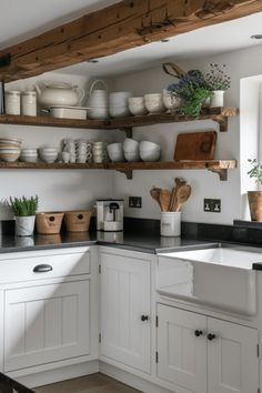 40+ Kitchens With Black Worktops for a Modern Look