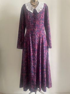 🌂 #vintage dress #70s archive #lauraashley made in Great Britain. beautiful fabric in cotton and wool (83% and 17% respectively) with floral print in shades of blue to magenta. the collar is in valencienne lace. shirt dress model open on the front with a row of fabric covered buttons, at the back it can be adjusted with a bow sash, side pockets. 🔎 shoulders 42 cm, sleeves 57 cm, bust 102 cm, max waistline 78 cm, hips 110 cm, length 119 cm; Laura Ashley Prairie Dress, Bow Sash, Laura Ashley Dress, Fabric Covered Button, Laura Ashley, Model Dress, Covered Buttons, Dress Patterns, Beautiful Fabric