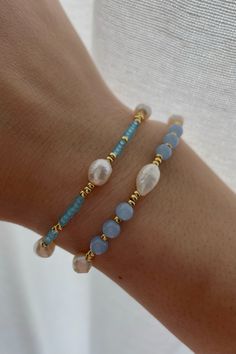 Round Beaded Bracelets Ideas, Aesthetic Glass Bead Bracelets, Blue Beads Aesthetic, Beachy Bracelets Beads, Beaded Blue Bracelets, Seed Bead Bracelets Beachy, Clean Girl Bracelets, Beach Beaded Bracelets Ideas, Diy Beach Jewelry Ideas