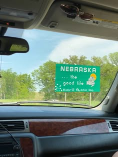 there is a sign on the windshield of a car that says, nebraska the good life