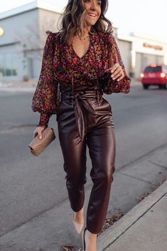 Floral Blouse Outfit, Bra Ideas, Stile Casual Chic, Brown Leather Pants, Fall Leather, Pants Outfit Fall, Fall Chic