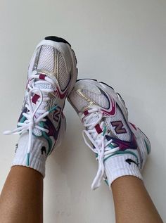 Shoe Hacks, Mode Tips, Mode Hippie, Trendy Shoes Sneakers, Pretty Shoes Sneakers, Mia 3, Blazer Outfit, Cute Sneakers