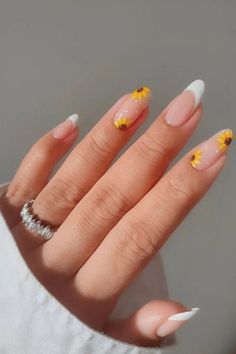 40+ Sunflower Nails That Will Make You Literally Swoon! - prettygirlythings.com Shellac Nails Fall, Sunflower Nail Art, Summer Nails Almond, Western Nails, Hippie Nails, Simple Gel Nails, Summery Nails, Almond Acrylic Nails