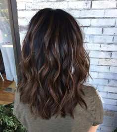 Dark Chocolate Brown Hair, Chocolate Brown Hair Color, Medium Layered Haircuts, Wavy Haircuts, Brown Balayage, Hair Ribbons, Penteado Cabelo Curto