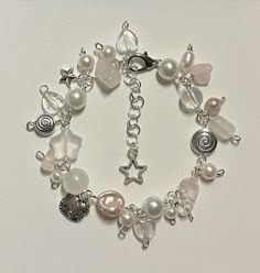 Charms Aesthetic, Pearl Beaded Bracelet, Pretty Jewelry Necklaces, Bracelet Inspo, Bracelet Charms, Handmade Wire Jewelry