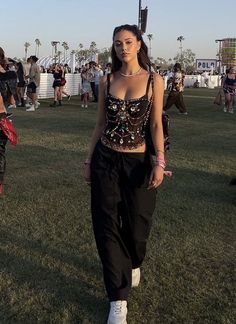 Rave Outfits Techno, Simple Rave Outfits, Look Lollapalooza, Electro Festival Outfit, Casual Rave Outfits, Rave Kandi Ideas, Tomorrowland Outfit, Coachella Fits, Cochella Outfits