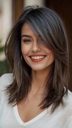 Discover incredible layered haircuts for medium hair in this ultimate guide From choppy straight step with wavy long bangs straight mid-length wavy round face DIY curly shoulder-length long bobs find your perfect style Layered Haircuts For Medium Hair, Side Swept Bangs, Long Bangs, Haircuts For Medium Hair, Hair Routines, Long Bob, Layered Cuts, Platinum Blonde, Bad Hair