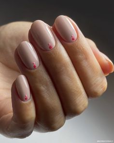 The Top Nail Art Trends of Summer 2024 - Bangstyle - House of Hair Inspiration Understated Manicure, Minimal Nails Art, Natural Nail Designs, Summer Gel Nails, Short Gel Nails, Simple Gel Nails, Minimal Nails, Dots Nails, Round Nails