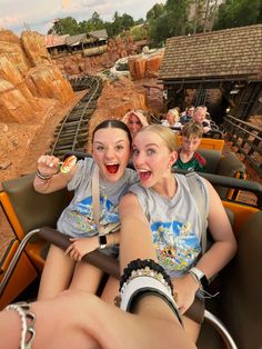 Cute Disney Pics With Friends, Disney World Pics With Friends, Bestie Disney Trip, Disney World Best Friends, Disneyland With Best Friend, Bestie Disney Outfits, Bestie Travel Aesthetic, Dca Outfits, Disney With Best Friend