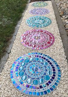 Outdoor_Mosaic_Art - Garden_Mosaic_Ideas - Outdoor_Mosaic_Murals Outdoor Mosaic, Stepping Stones Diy, Mosaic Stepping Stones, Garden Stepping Stones