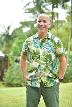 Coradorables Tailored Fit Aloha Shirt named the Kalani Shirt. Our narrowest fit through the chest and shoulders, with back darts to create a pronounced taper at the waist. Monstera 21 Ivory: In Chinese culture Monstera is a symbol of a long life and the honoring of elders and respected people. My husband is half Chinese American and Hawaiian. We have monstera plants in our yard and it is often the backdrop in many of our family photo shoots. It is also often in the backdrop of many of our textil Rehearsal Dinner Attire, Hawaiian Outfit Men, Family Photo Shoots, Hawaii Kids, Tropical Vacation Outfits, Monstera Plants, Party Outfits Night, Hawaii Style