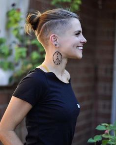 Lesbian Hair, Lesbian Haircut, Androgynous Haircut, Undercut Long Hair, Half Shaved Hair, Shaved Undercut, Viking Hair, Short Hair Undercut, Short Pixie Haircuts