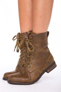 Cute Combat Boots, Brown Lace Boots, Combat Boots Brown, Converse Outfits, Brown Combat Boots, Style Converse, Shoes Cheap, Cheap Monday