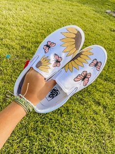 Shoe Painting Ideas Vans, Butterfly Vans, Shoe Painting Ideas, Embroidered Shoes Converse, Vans Checkerboard Slip On, Sunflower Vans, Shoe Painting, Butterfly Sunflower, Sunflower Butterfly