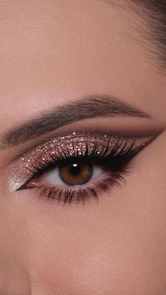 Grad Eye Makeup, Eye Shadow Inspirations, Eye Makeup Look Ideas, Party Look Eye Makeup, Makeup Looks For Champagne Dress, Natural Party Makeup Looks, Smokey Wedding Eye Makeup, Blond Makeup Looks, Makeup That Goes With Green Dress