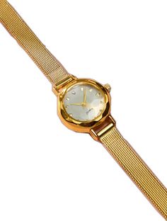 Minimalist Adjustable Gold Watches, Minimalist Gold Watch With Adjustable Fit, Chic Everyday Gold Watches, Chic Gold Everyday Watch, Minimalist Gold Watch With Bracelet Strap, Chic Gold Watch With Metal Dial, Gold Minimalist Watch With Bracelet Strap, Minimalist Gold Watch With Metal Dial, Gold Minimalist Watch With Metal Dial