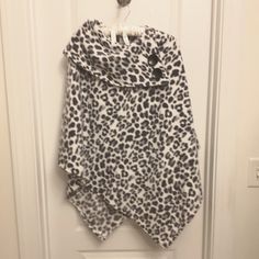 Never Worn Super Soft And Cozy Poncho White One Size Tops For Fall, One Size White Tops For Fall, White Long Sleeve Poncho For Fall, Casual White Cape For Fall, Oversized White Poncho For Fall, Casual White Poncho For Fall, Cozy White Cape For Fall, White Fall Poncho, White Long Sleeve Cape For Fall