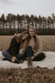 #fall #fallpics #fall2024 #sisters #siblings Fall Sibling Photos, Friend Fall Pictures, Sister Fall Photoshoot, Fall Sibling Photoshoot, Sibling Fall Photoshoot, Fall Photoshoot Friends, Fall Pics Aesthetic, Sibling Picture Ideas