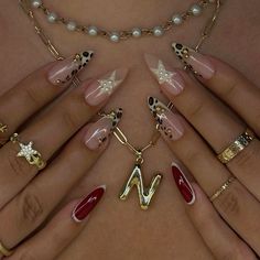 @ffreshprincess 🌴 | ⚠️: not my pin. just trying to give you some inspiration. all credits to the official creator✨ Nails On Chest Pose, Great Gatsby Nails Designs, Red Manicure Designs, Red Gold Nails Design, Daisy Acrylic Nails, Vegas Nails, Spring Nail Designs, Girly Acrylic Nails, Nail Jewelry