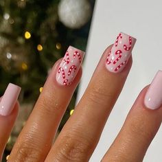 Nude Candy Cane Nails, Candy Cane Inspired Nails, Christmas Candy Cane Nails, Christmas Candy Nails, Christmas Nail Designs Easy, Hannah Taylor, Candy Nails, Xmas Nail Art, Candy Cane Lane