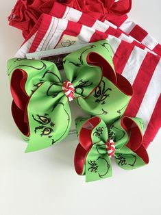 Grinch hairbow in 4-5" or 7" size The 4-5 bows are made with 1.5" ribbon the 7" bows are made with 7" ribbon Grinch Hair, Life Script, Hair Bows Diy Ribbon, Eternal Flowers, Christmas Bows Diy, Bows Christmas, Awesome Crafts, Bows Diy Ribbon, Christmas Hair Bows