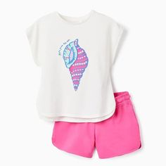 Conjunto de dos piezas para niña. Incluye una camiseta blanca 100 % algodón con estampado y detalles en relieve; y un short rosa con cintura elástica y cordón de ajuste. ¡Un set práctico y cómodo, perfecto para el día a día! P.V.P. 19'99€ Short Rosa, Boys Clothes Style, Boy Outfits, Fashion Outfits, Gifts