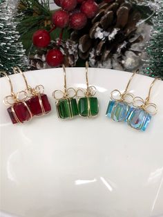 Diy Christmas Earrings, Present Earrings, Christmas Gift Earrings, Christmas Jewelry Diy, Keychain Craft, Christmas Bead, Holiday Earring, Handmade Wire Jewelry, Jewelry Christmas