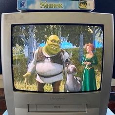 an old television with shrawn on the screen