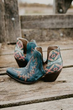 Boho Ankle Boots, Beth Dutton Style, Ariat Dixon, Dress Everyday, Intimate Couples, Urban Cowgirl, Ankle Cowboy Boots, Cowboy Shoes, Western Clothes