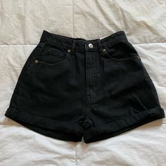 Never Worn In Great Condition I’m Pregnant So I Can’t Fit These High Waisted Size: 4 Summer Bottoms For Women, Black Shorts For School, Look Shorts Jeans, Black Shorts Aesthetic, Black Jean Shorts Outfit, Zara Jean Shorts, Jean Shorts Black, Jean Shorts Women, Shorts Aesthetic