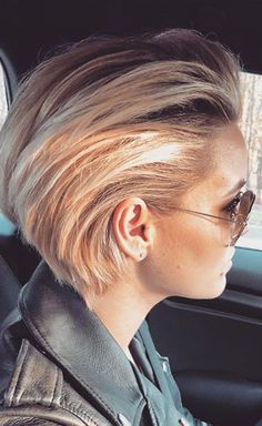 Between Pixie and Bob - Slicked Back Short Hair Behind Ears Hairstyles, Women Hairstyles Medium, Slicked Back Hair, Penteado Cabelo Curto, Haircuts For Fine Hair, Short Hair Haircuts, Short Hair Older Women, Hairstyles Medium, Women Hairstyles