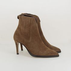 Modèle : 7661 Marque : Maroli Couleur : Camel Boots à talon aiguille Camel MAROLI ★ En croûte de cuir camel en all over, qui s’accorde avec toutes vos tenues automne/hiver. ★ Talon : Talon fin de 8 cm, pour un confort optimal tout en allongeant élégamment la silhouette. ★ Doublure : Entièrement en cuir, pour une sensation de confort et de respirabilité tout au long de la journée ★ Semelle : Semelle en gomme antidérapante, offrant une excellente adhérence et durabilité. ★ Design : Style Ch...