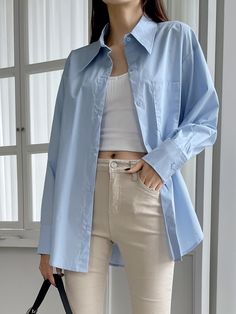 Blue Long Sleeve Button Up Shirt Outfit, Blue Polo Long Sleeve Outfit Women, Outfit Ideas Blue Shirt, Polo Sleeve Outfit Women, Blue Long Sleeves Outfit, Oversize Long Sleeve Outfit, Light Blue Polo Outfit For Women, Light Blue Long Sleeve Shirt Outfit, Blue Polo Outfit Woman