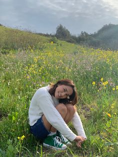 Spring flower field photo shoot photos vsco green platform converse thrifted white sweater vsco aesthetic Instagram poses tiktok inspo Black Guy, Senior Photo Poses, Spring Photoshoot, Black Boy, Senior Photoshoot, Someone New, Shooting Photo