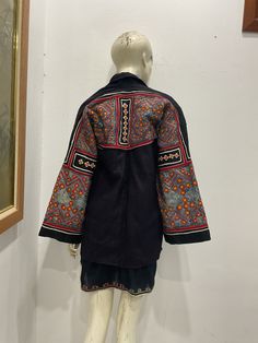 Vintage tribal White Hmong women jacket. Age is over 40 years and still very good condition. Hmong and Dao Tien women have perfected the art of batik.They employ a wax-resist painting technique batik to decorate their clothing.To create their batik patterns,they use a pen like tool of various shapes and sizes.The point of the pen is made from a copper plate that is folded over and attached to a piece of bamboo.it's reservoir holds hot wax.The edge of the pen is dipped in the hot wax ,then applie Hmong Women Hat, Resist Painting, Batik Patterns, Hmong Fashion, Hmong Embroidery, Hmong Clothes, Asian Clothing, Hmong Textiles, Copper Plate