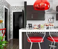 15 Retro Kitchen Ideas with Vintage Decor and All the Amenities Kitchen With Red Accents, White Kitchen Wallpaper, Modern Kitchen Wallpaper, Kitchen Wallpaper Ideas, Designs For Kitchen, 1950s Decor, Red And White Kitchen