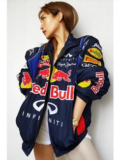 one of the most fire jackets that is probably the hottest trending bomber jacket, being so vintage and belonging to the racing world Red Bull Jacket, F1 Jacket, Vintage Racing Jacket, Ski Vintage, Flying Jacket, Nascar Jacket, Racing Jackets, Races Outfit, Racing Jacket