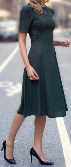 The Classy Cubicle: forest green midi dress with ruched side panels Classy Cubicle, Look Working Girl, Fashion Blogger Style, Linnet, Nyc Fashion, Green Midi Dress, Fashion Winter, Cubicle, Work Attire