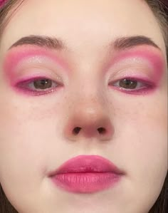 Teletubby Makeup, Crazy Pink Makeup, 70s Makeup Pink, Fun Pink Makeup, Pink Mascara Looks, Pink Face Makeup, Spring Pose, Pastel Makeup Looks, Eye Makeup Pink