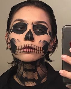 Halloween Costumes And Makeup Ideas, Skeleton Makeup Neck, Skull Make Up Men, Half Skull Makeup Men, Skull Mouth Makeup, Scream Make Up Looks, Halloween Black Makeup, Halloween Make Up Ideas Creative, Black Makeup Halloween