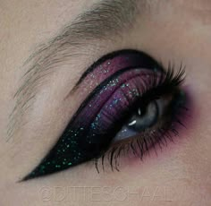 Scorpio Makeup, Zodiac Makeup, Color Eyeliner, Smink Inspiration, Eye Makeup Designs, Dope Makeup, Gothic Makeup, Creative Eye Makeup, Goth Makeup