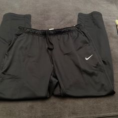 Brand New Nike Sweatpants For Men Nike Workout Pants With Pockets, Nike Sweatpants Outfit Men, Black Nike Sweatpants Outfits, Green Pants Men, Mens Running Tights, Black Nike Sweatpants, Y2k Sweatpants, Sweatpants Outfits, Sweatpants For Men