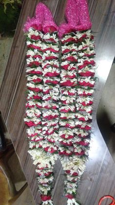 the decoration is made up of white and pink flowers