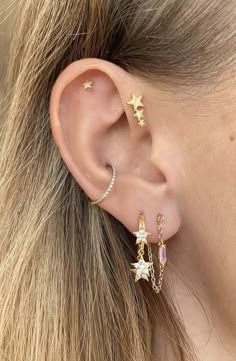 Earrings Aesthetic Stacked, Minimalist Ear Piercings, Ear Stacks, Earring Stacks, Pretty Piercings, Xoxo Jewelry, Earring Stack, Cute Ear Piercings