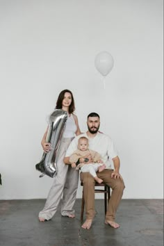 Годовасие, идея для семейной фотосессии, студийная фотосессия 1 Year Birthday Photoshoot Studio, Unique Family Photoshoot Ideas Studio, Birthday Family Photoshoot Ideas, Event Photoshoot, First Family Photos, Mother Baby Photography