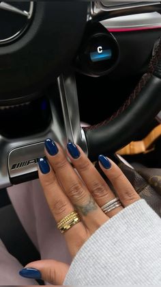 Shellac Nail Inspiration, Simple Almond Dip Nails, Round Nails Colors, Fall Color Nails Dip, Cool Neutral Nails, Light Nails Colors, Nail Inspo Fall Almond, Dip Nail Ideas Blue, Navy Blue Aura Nails