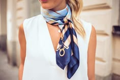 Lenco seda decote y Scarf Trends, Mode Tips, Paris Chic, How To Wear A Scarf, Paris Mode, Blue Scarf