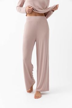 The one downside of our Women’s Bamboo Rib-Knit Pant is you’ll never want to take them off. The good news is you don’t have to. Featuring a breathable bamboo viscose to prevent night sweats, this seasonless lounge pant has a luxuriously soft finish, sophisticated silhouette, and forgiving stretch that flatters every form. Includes side pockets, a wide elastic waistband, and a straight leg for all-day comfort. Wear these rib-knit pants with the Women’s Rib-Knit V-Neck Tank for a matching loungewe Women’s Loungewear, Massage Outfits For Women, Loose Loungewear, Matching Loungewear Set, Comfy Lounge Wear, Lounge Outfits, 2024 Aesthetic, Wide Leg Lounge Pants, Bamboo Sunglasses