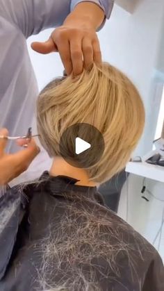 Thinning Out Thick Hair, Short Curled Bob, Brunette Bob Haircut, Bixie Haircut, Kort Bob, Brown Bob, Stacked Haircuts, Hair Tricks